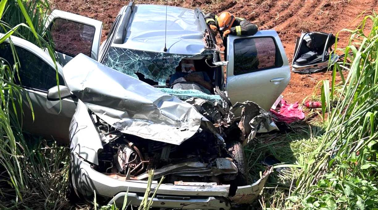 Após colisão de alto impacto entre dois veículos na BR-070, bombeiros resgatam vítima presa às ferragens 1