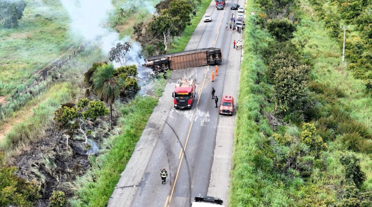 Corpo de Bombeiros socorre vítima e combate incêndio em carreta após acidente na BR-070 1