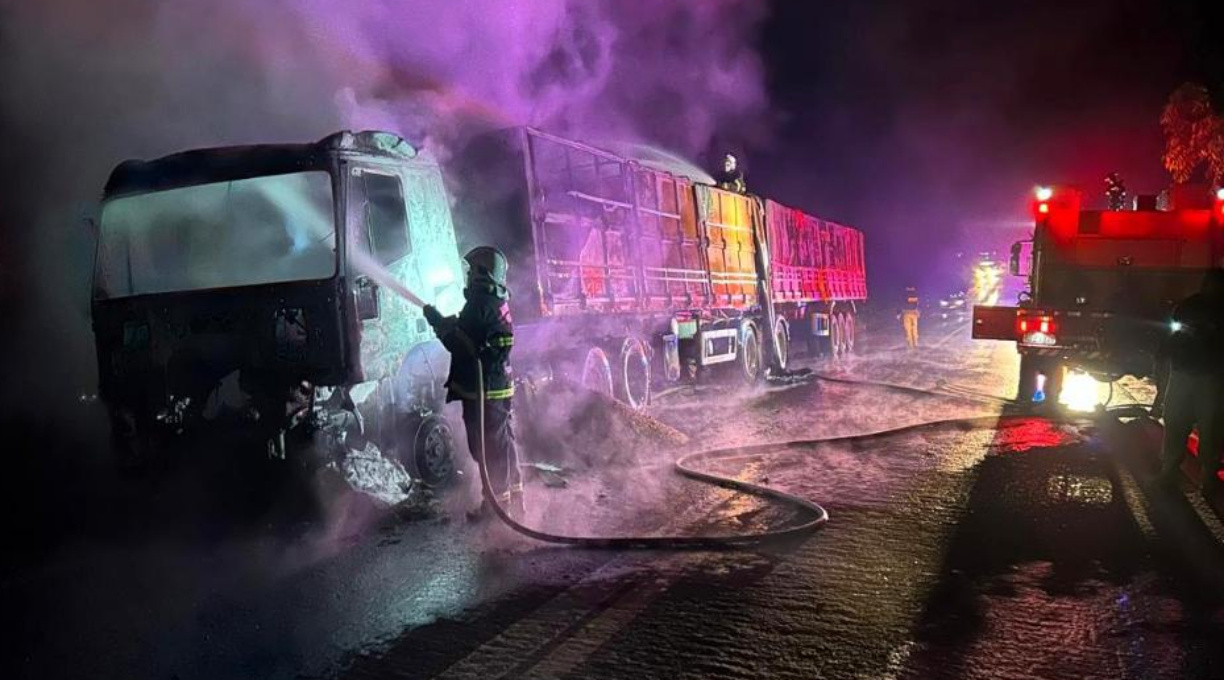 Carreta carregada com soja fica destruída após pegar fogo na BR-364 em Alto Araguaia 1