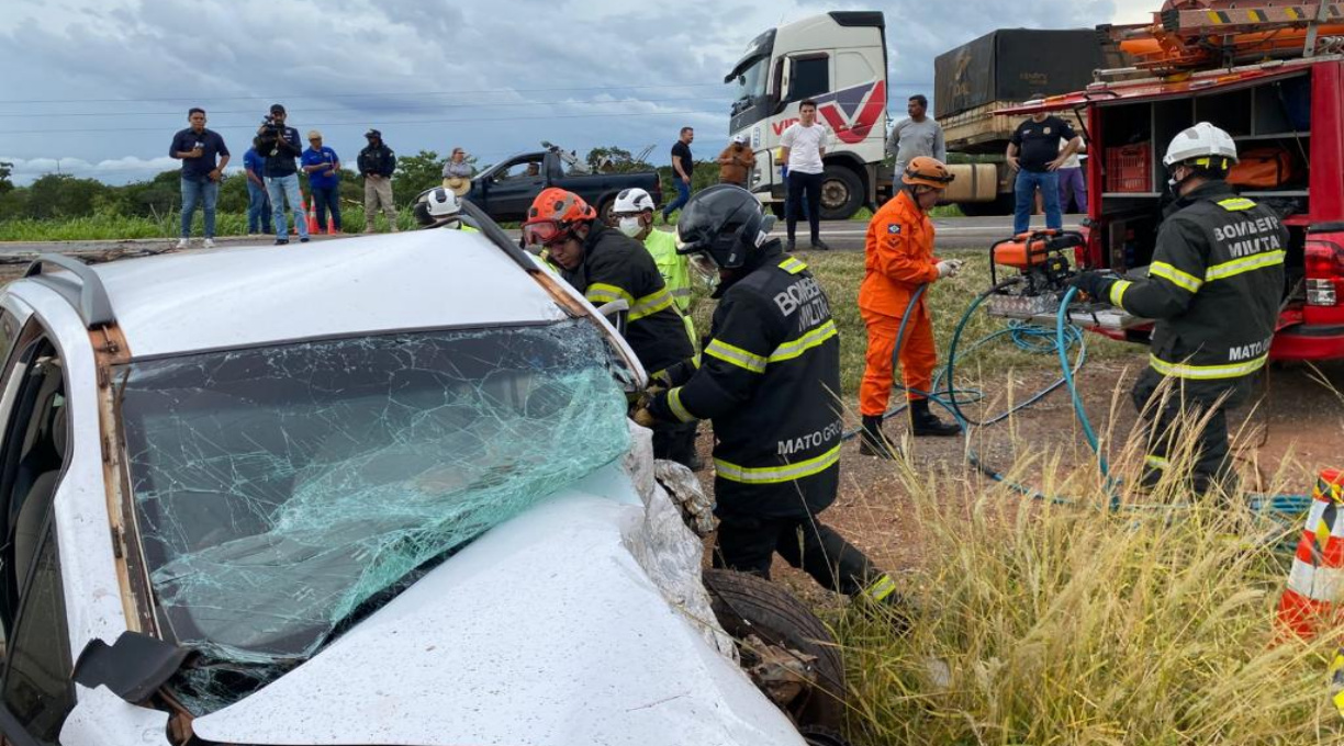 Colisão frontal entre carros deixa dois idosos mortos na BR-364 em Várzea Grande 1