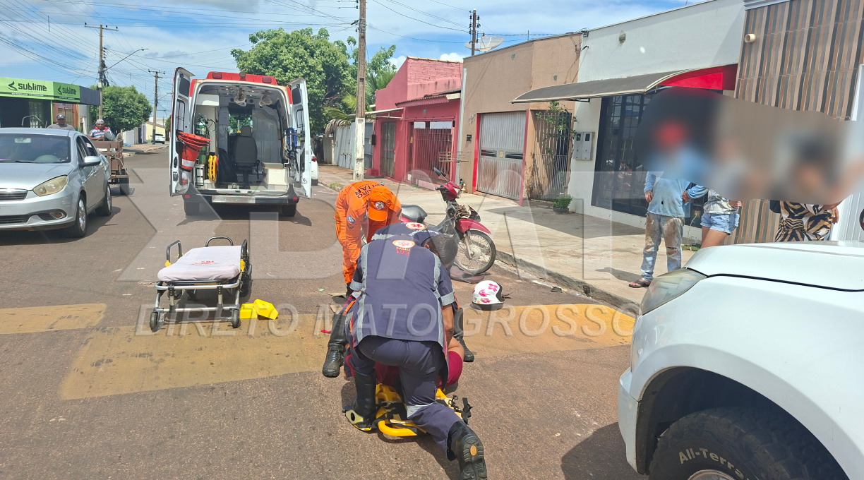 Condutora de moto Biz fica ferida após colidir na traseira de carro no Conjunto São José 1