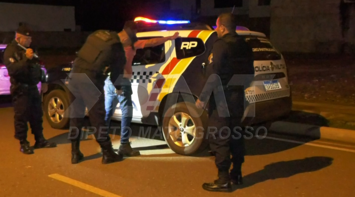 Motorista embriagado é preso pela PM após colidir carro em poste no Residencial Santa Clara 1