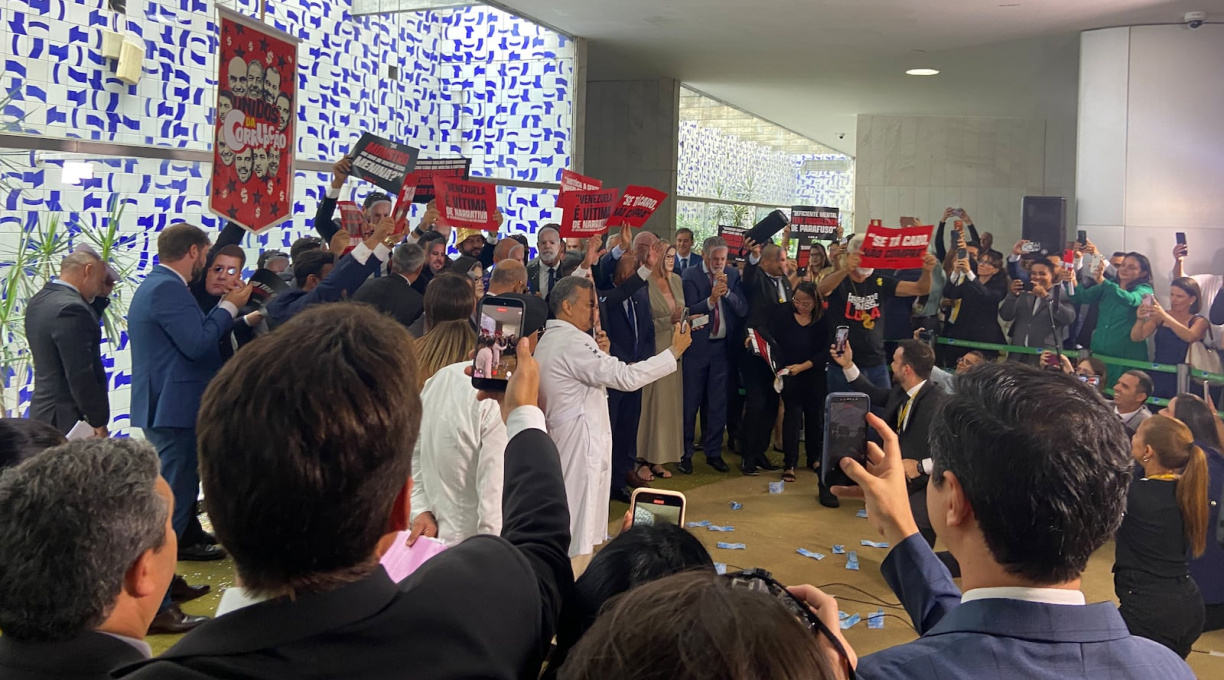 ‘Unidos da Corrupção’: deputados usam máscaras de Lula em ato e ironizam homenagem na Sapucaí 1