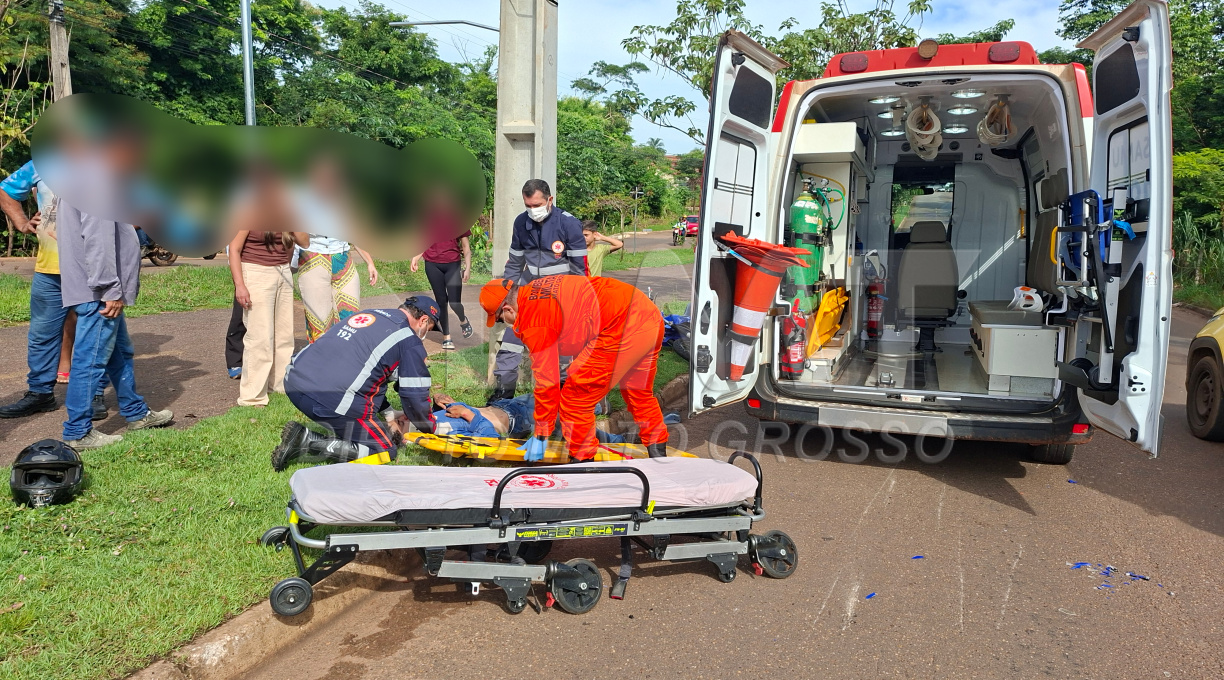 Motociclista fica ferido após passar entre meio-fio e quebra-molas e colidir em outra moto na Rio Branco 1