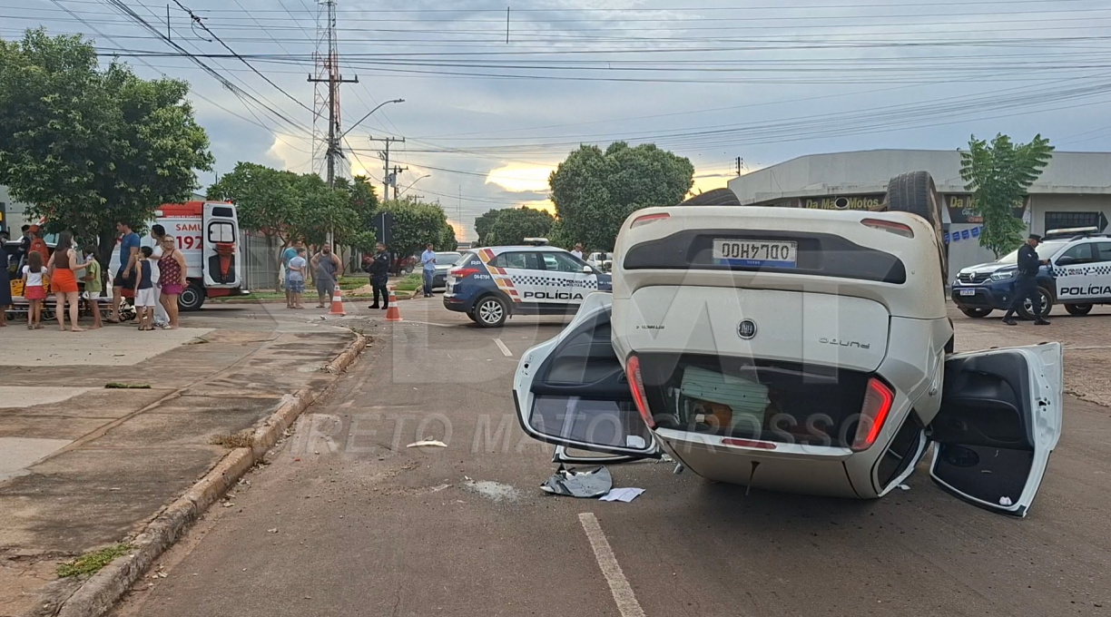 Vídeo de câmera de segurança flagra colisão entre dois carros, seguida de capotamento, no Jardim Tropical 1