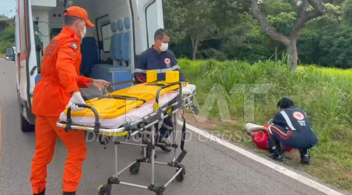 Motorista é socorrido pelo Samu após ser resgatado por populares que o retiraram de carro em chamas 1