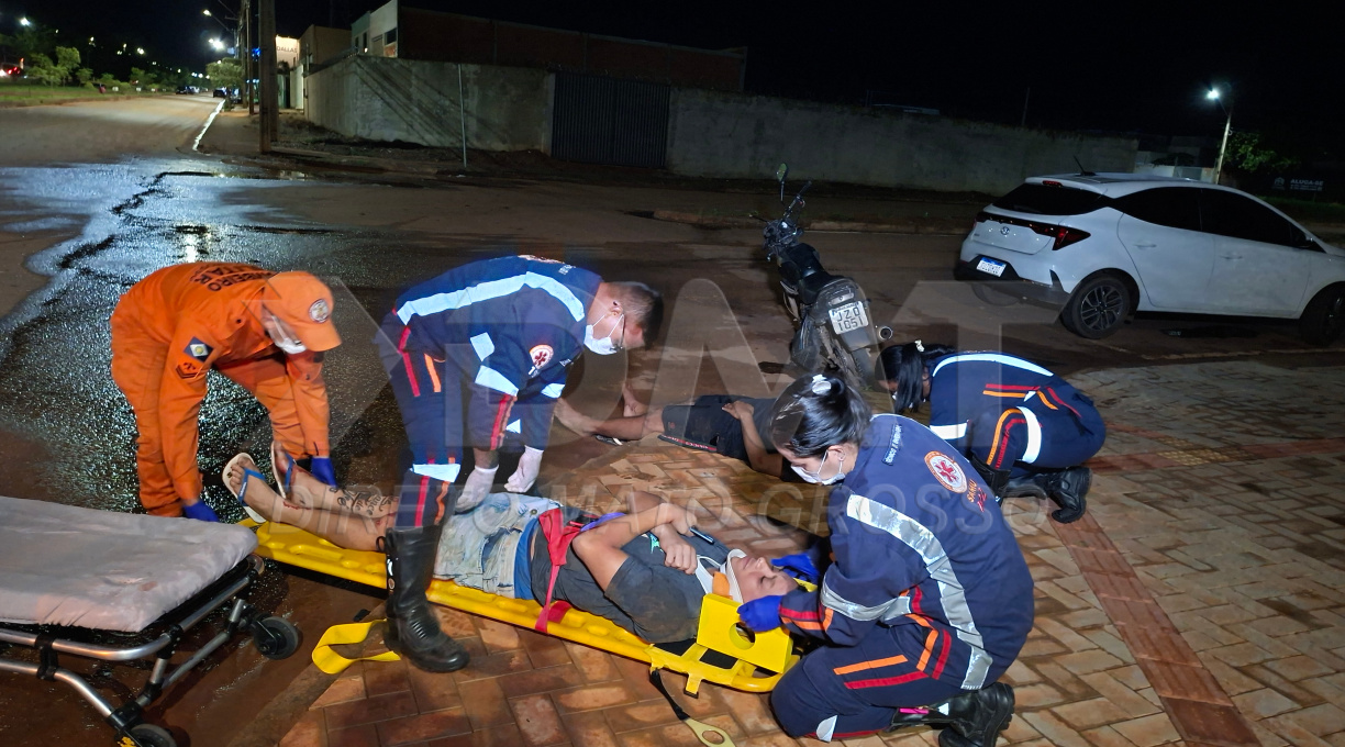 Colisão entre carro e moto no Sagrada Família deixa dois jovens feridos 2