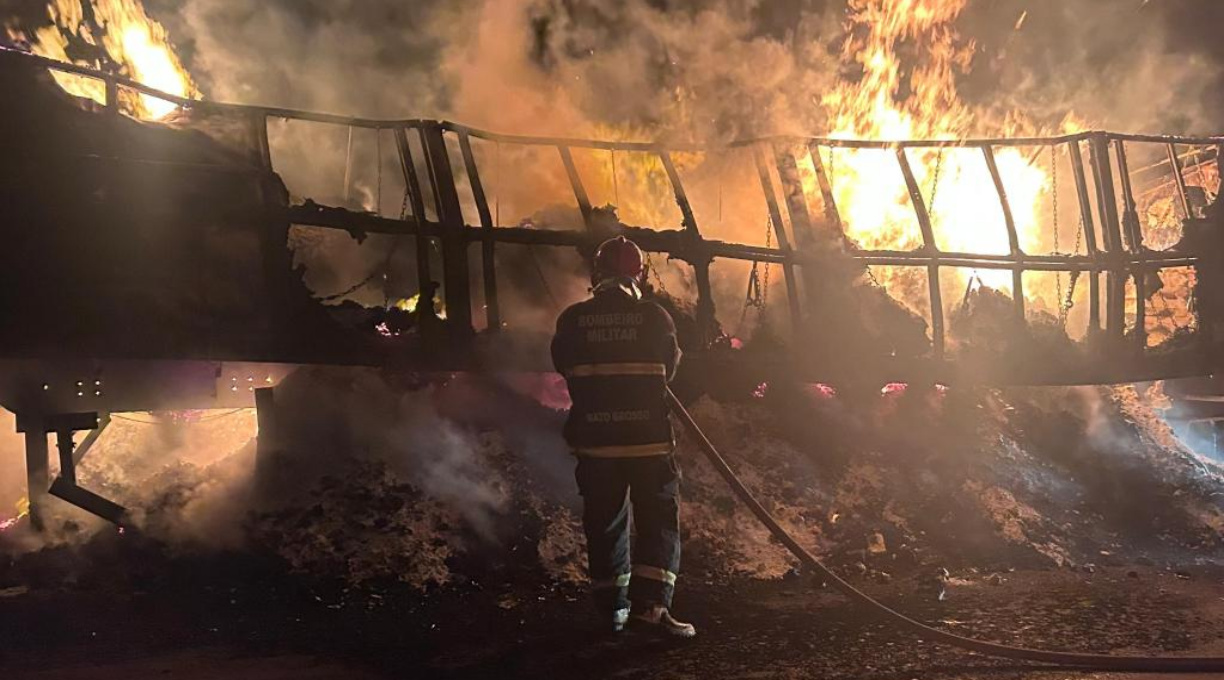 Corpo de Bombeiros combate incêndio em carreta que transportava farinha de trigo 1