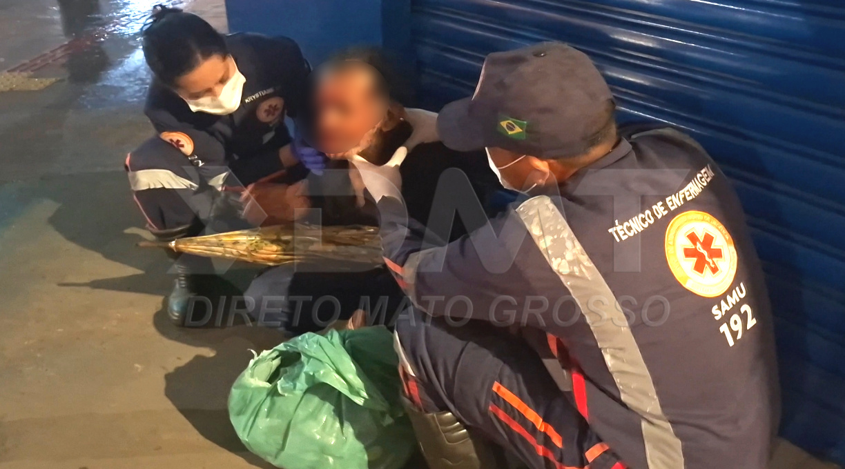 Idoso de 77 anos é socorrido pelo SAMU após ser atropelado por motociclista no centro de Rondonópolis 1