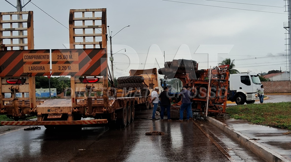 Máquina agrícola despenca de carreta prancha em rotatória na Avenida W11 em Rondonópolis 1 Máquina agrícola despenca de carreta prancha em rotatória na Avenida W11 em Rondonópolis 1