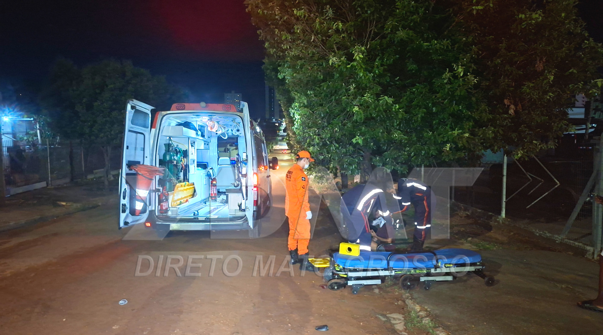 Jovem é encaminhado ao Hospital Regional após colidir com moto em monte de terra na rua Pedro Ferrer 1 Jovem é encaminhado ao Hospital Regional após colidir com moto em monte de terra na rua Pedro Ferrer 1