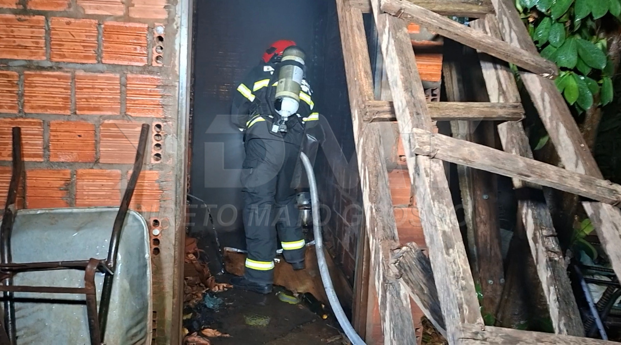 Idoso tem residência destruída pelo fogo no bairro Antônio Geraldine, em Rondonópolis 1 Idoso tem residência destruída pelo fogo no bairro Antônio Geraldine, em Rondonópolis 1