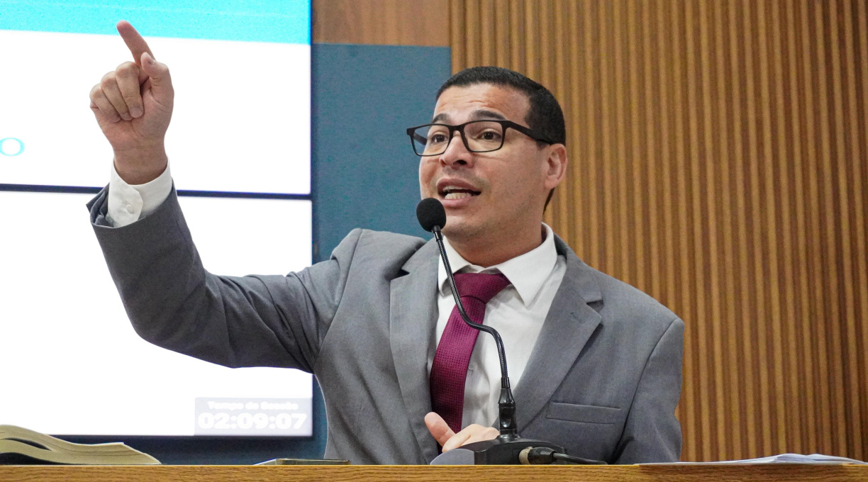 Vereador Vinicius Amoroso pede suspensão de pregão de R$ 61 milhões e denuncia possível extinção do professor auxiliar 1