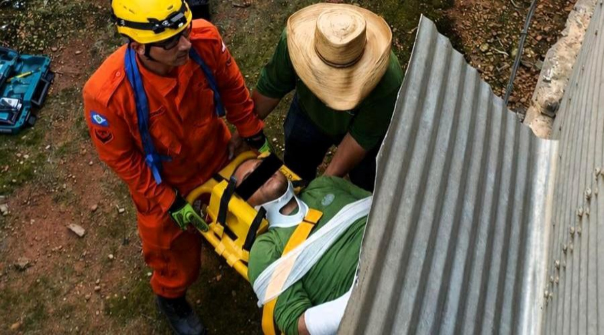 Corpo de Bombeiros socorre homem após queda de sete metros de altura em silo 1