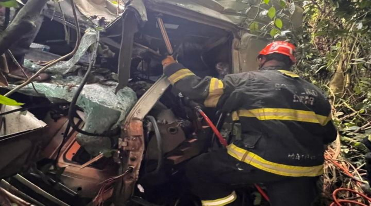 Corpo de Bombeiros resgata duas vítimas presas às ferragens após acidente entre carretas 3