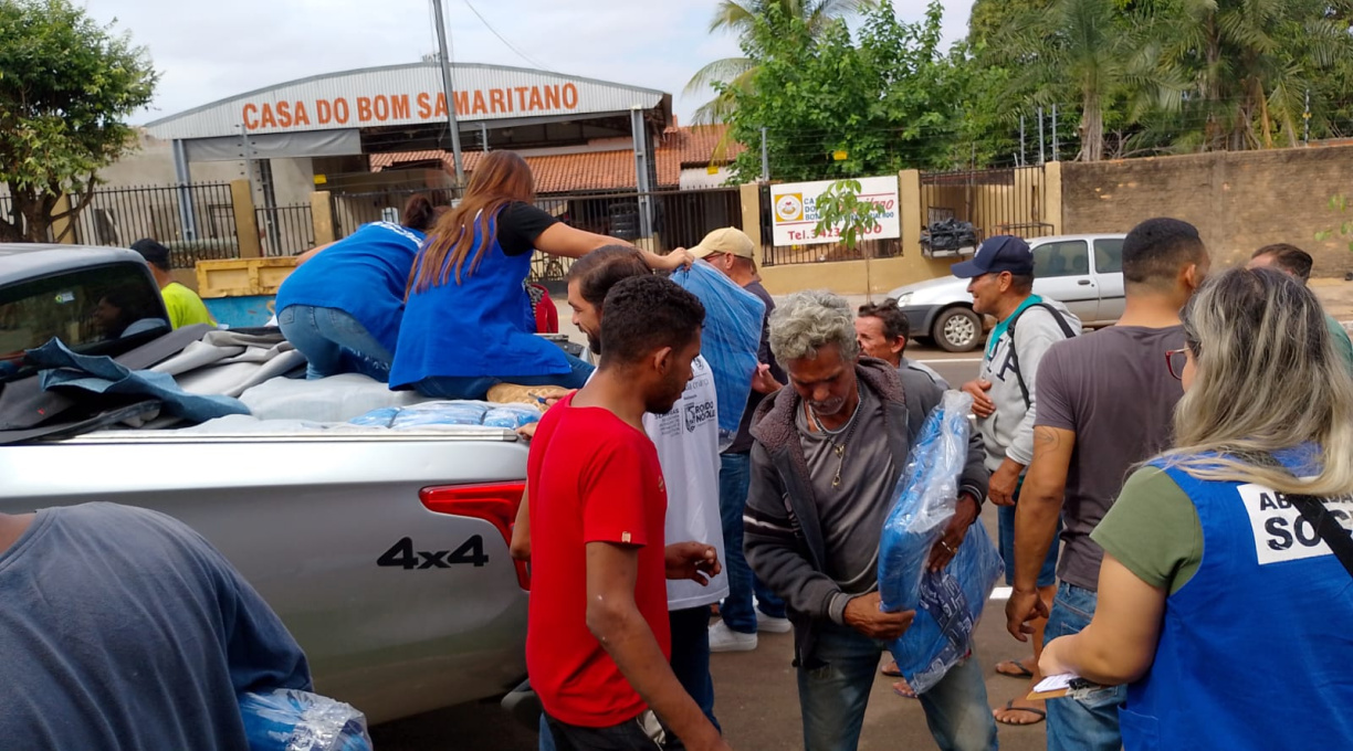 Assistência Social entrega cobertores para pessoas em situação de rua 1 Assistência Social entrega cobertores para pessoas em situação de rua 1