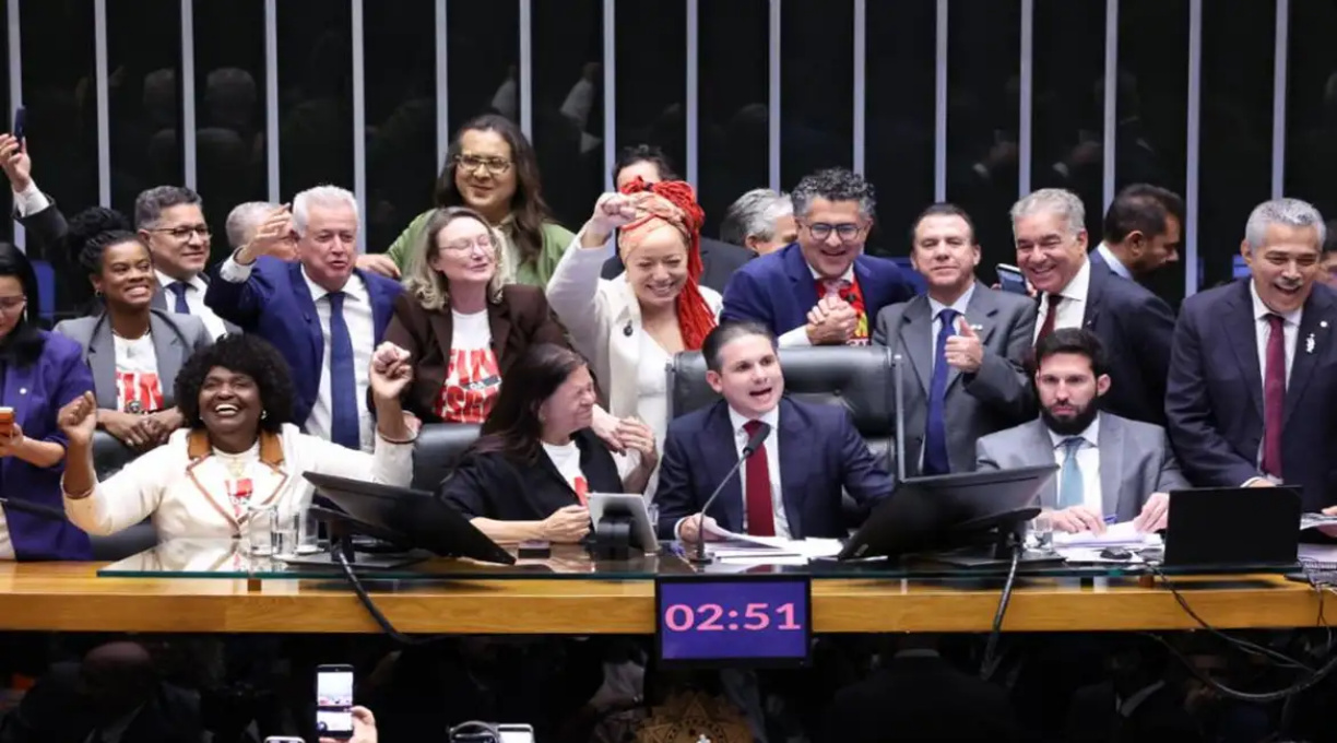 Câmara aprova, em dois turnos, PEC pelo fim da escala 6X1 5 Câmara aprova, em dois turnos, PEC pelo fim da escala 6X1 5