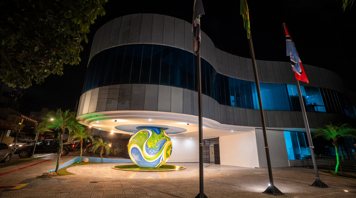 Prefeitura de Rondonópolis decora espaços do paço para a Copa do Mundo; Bola gigante é atração 1 Prefeitura de Rondonópolis decora espaços do paço para a Copa do Mundo; Bola gigante é atração 1