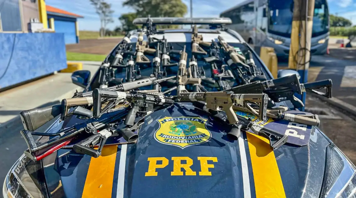 PRF apreende 26 fuzis durante abordagem a caminhão no Paraná 5 PRF apreende 26 fuzis durante abordagem a caminhão no Paraná 5