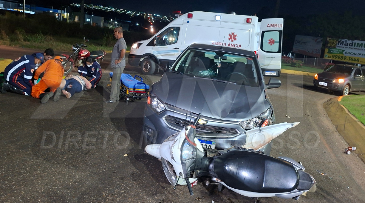 Motociclista sofre fratura no tornozelo após ser atingida por carro em rotatória nas proximidades do Jardim das Flores 3 Motociclista sofre fratura no tornozelo após ser atingida por carro em rotatória nas proximidades do Jardim das Flores 3