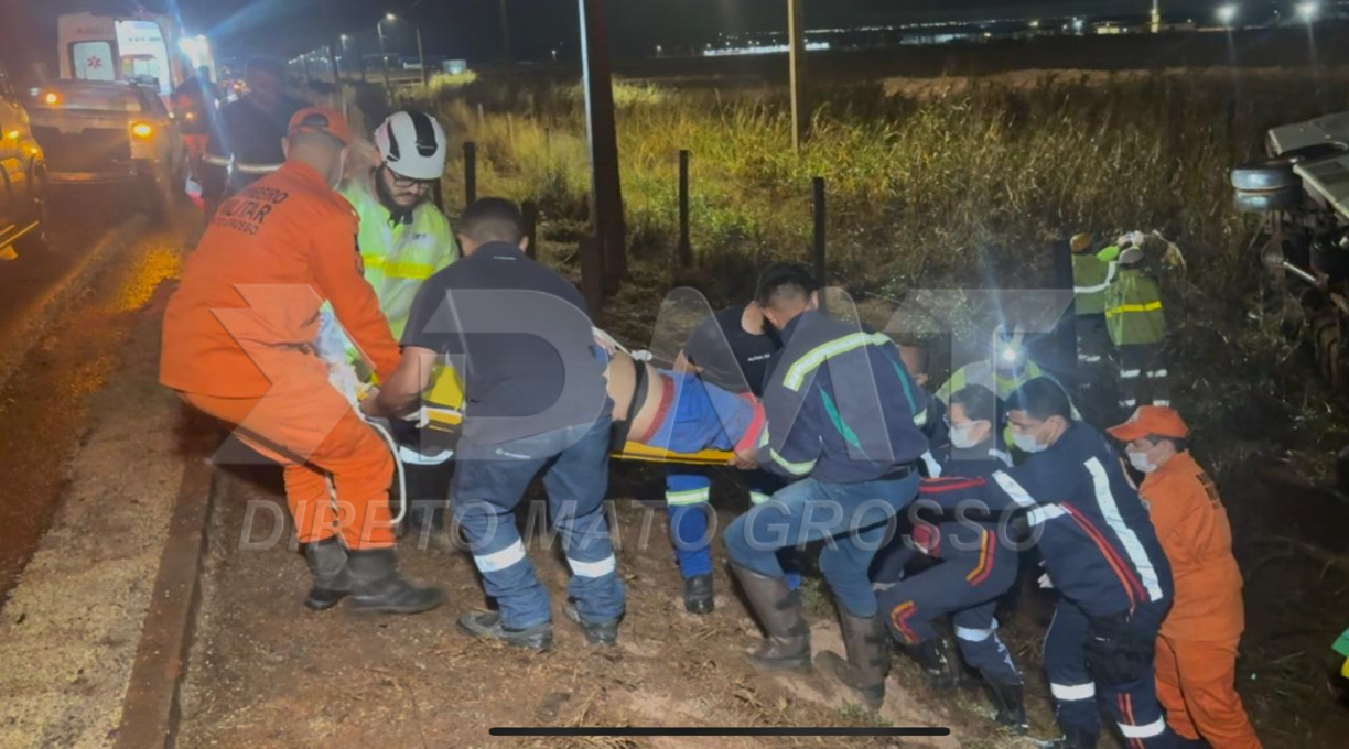Aproximadamente 16 pessoas foram socorridas após microônibus tombar na BR-163 em Rondonópolis 1 Aproximadamente 16 pessoas foram socorridas após microônibus tombar na BR-163 em Rondonópolis 1