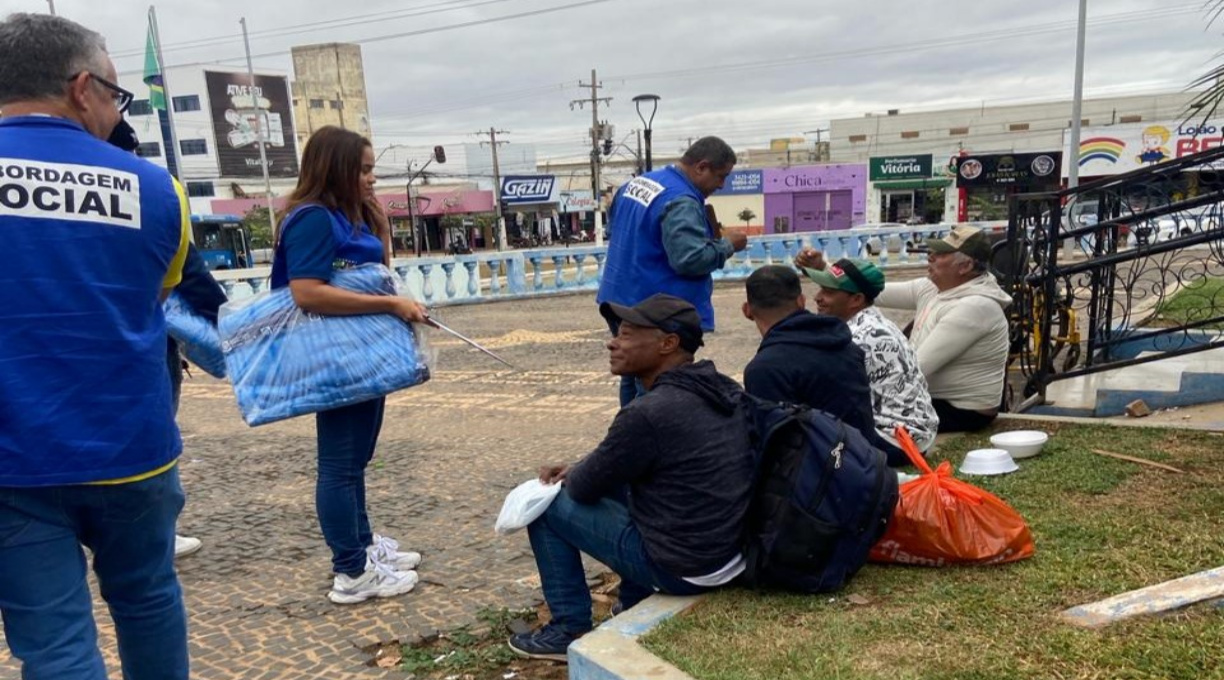 Equipes do Centro Pop distribuem cobertores e levam acolhimento para pessoas em situação de rua 5