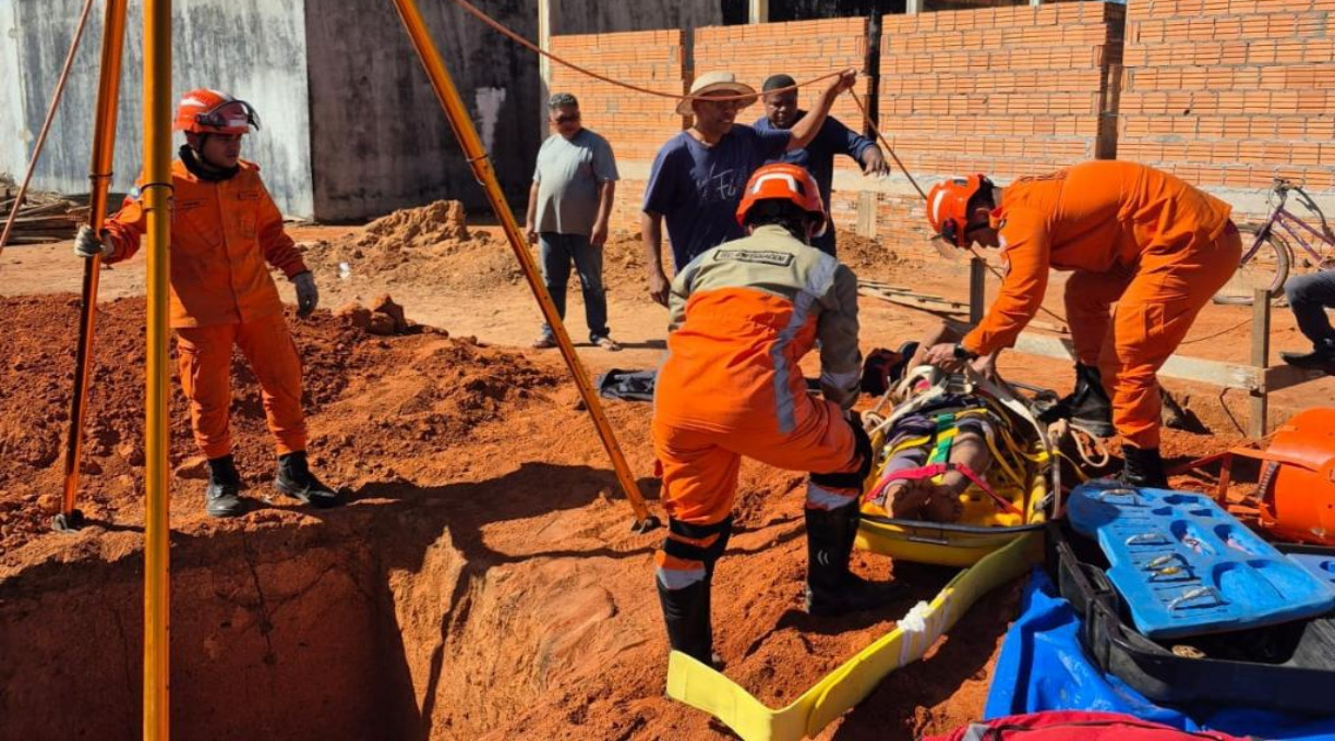 Bombeiros militares resgatam homem que caiu em fossa de três metros 1 Bombeiros militares resgatam homem que caiu em fossa de três metros 1