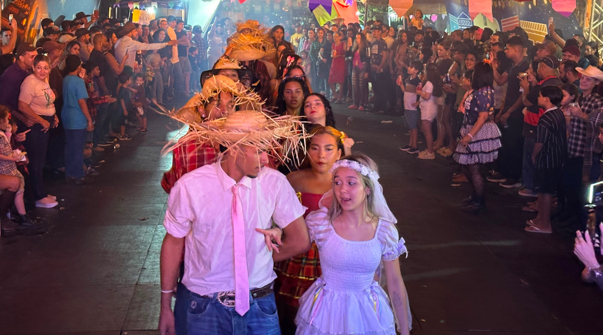 Famílias lotam Festa Junina dos bairros Primavera e Hortências em noite de muita alegria 1