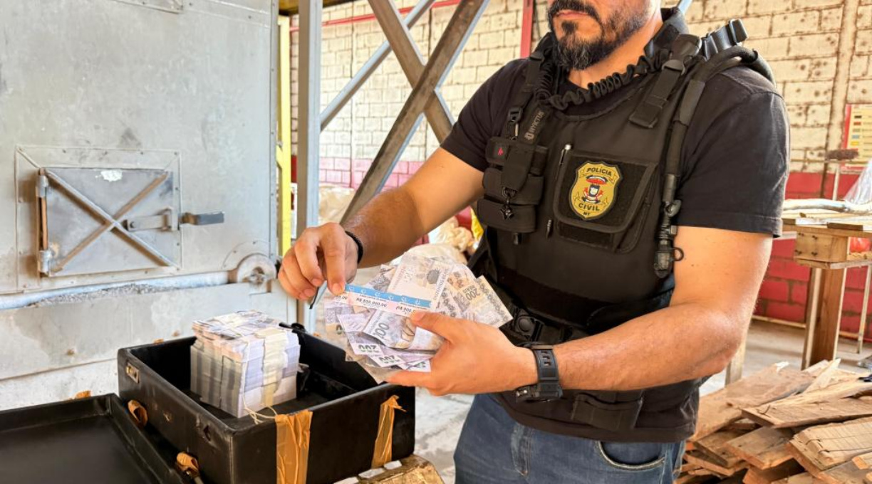 Polícia Civil incinera mala com R$ 10 milhões em notas falsas em Cuiabá 1