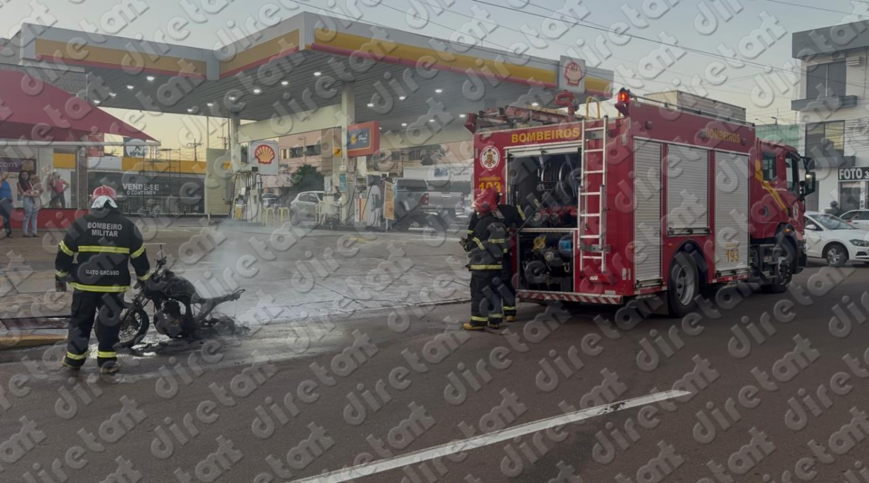 Moto pega fogo no centro de Rondonópolis e tem perda total após proprietária tentar dar "tranco" 1 Moto pega fogo no centro de Rondonópolis e tem perda total após proprietária tentar dar "tranco" 1