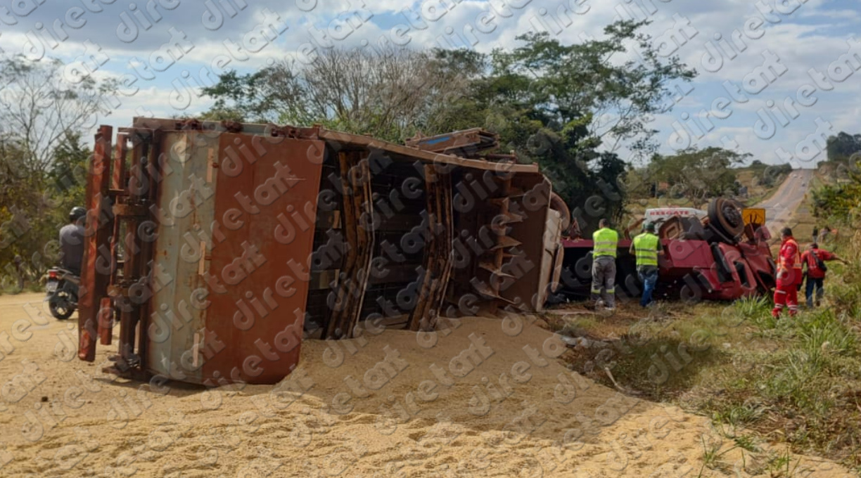 Jovem de 22 anos é encaminhado ao Hospital Regional após tombamento de caminhão-guincho conduzido pelo pai na MT-130 1 Jovem de 22 anos é encaminhado ao Hospital Regional após tombamento de caminhão-guincho conduzido pelo pai na MT-130 1