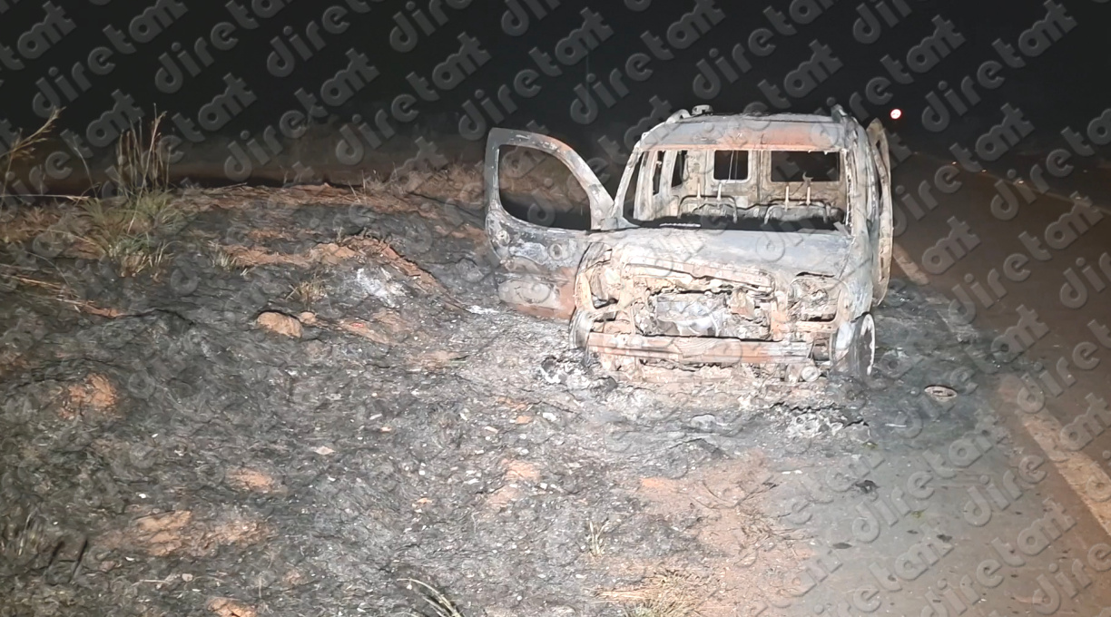 Veículo é consumido por incêndio e chamas se propagam, atingindo vegetação às margens da MT-270 1 Veículo é consumido por incêndio e chamas se propagam, atingindo vegetação às margens da MT-270 1