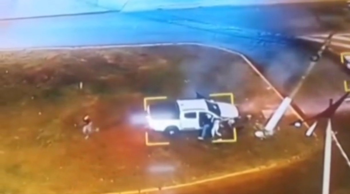 Após furtarem caminhonete, criminosos em fuga perdem o controle e colidem em poste na Vila Aurora 5