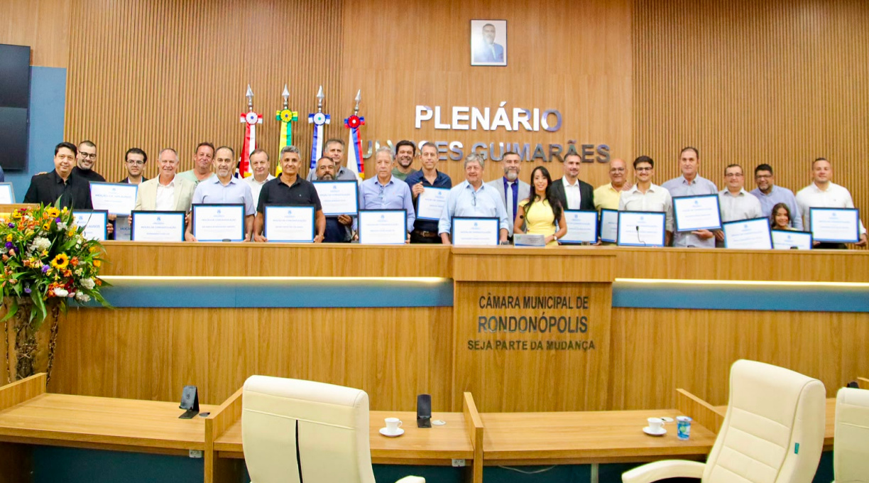 Paulo Schuh entrega 26 honrarias durante sessão solene na Câmara 1 Paulo Schuh entrega 26 honrarias durante sessão solene na Câmara 1