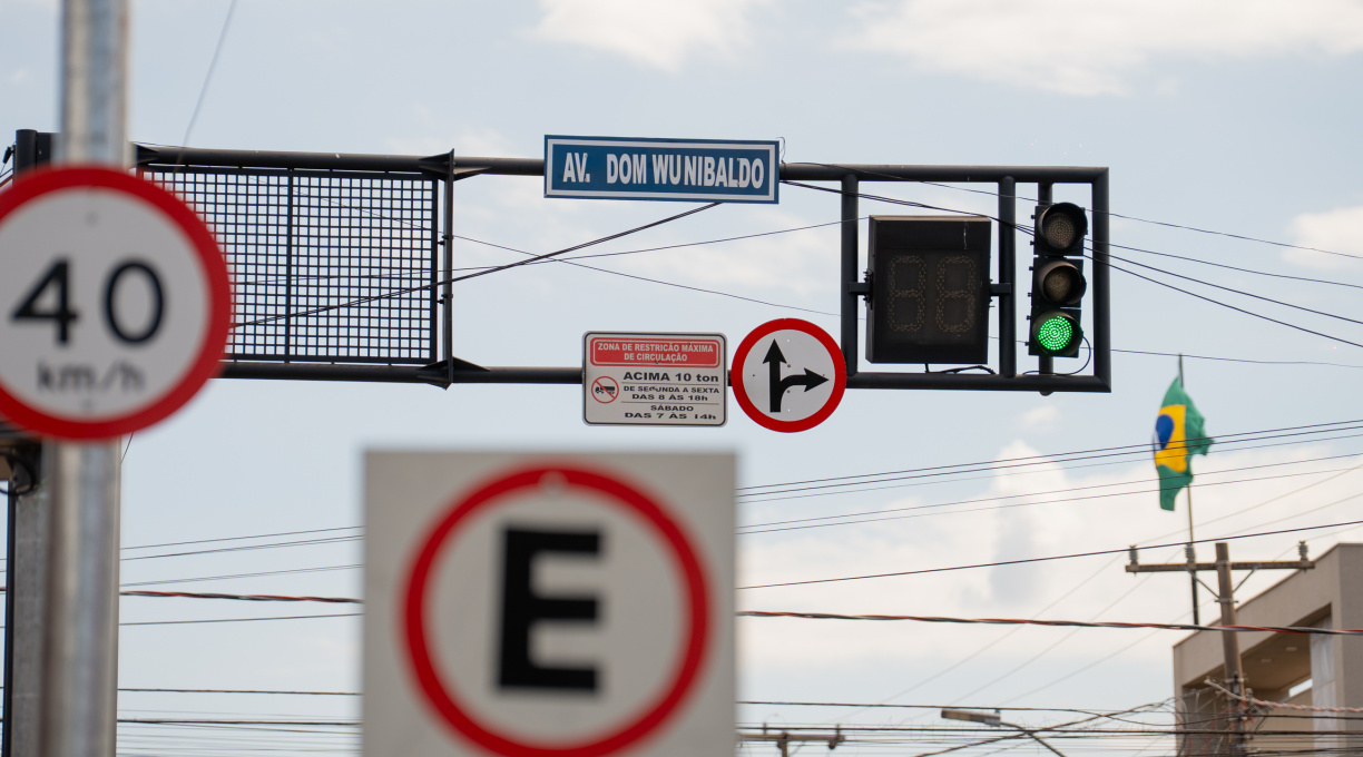 Semáforos de Rondonópolis recebem placas de identificação das ruas e avenidas 1 Semáforos de Rondonópolis recebem placas de identificação das ruas e avenidas 1
