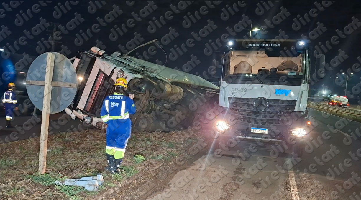 Carreta câmara fria tomba na BR-364 em Rondonópolis após motorista evitar colisão com automóvel 1 Carreta câmara fria tomba na BR-364 em Rondonópolis após motorista evitar colisão com automóvel 1