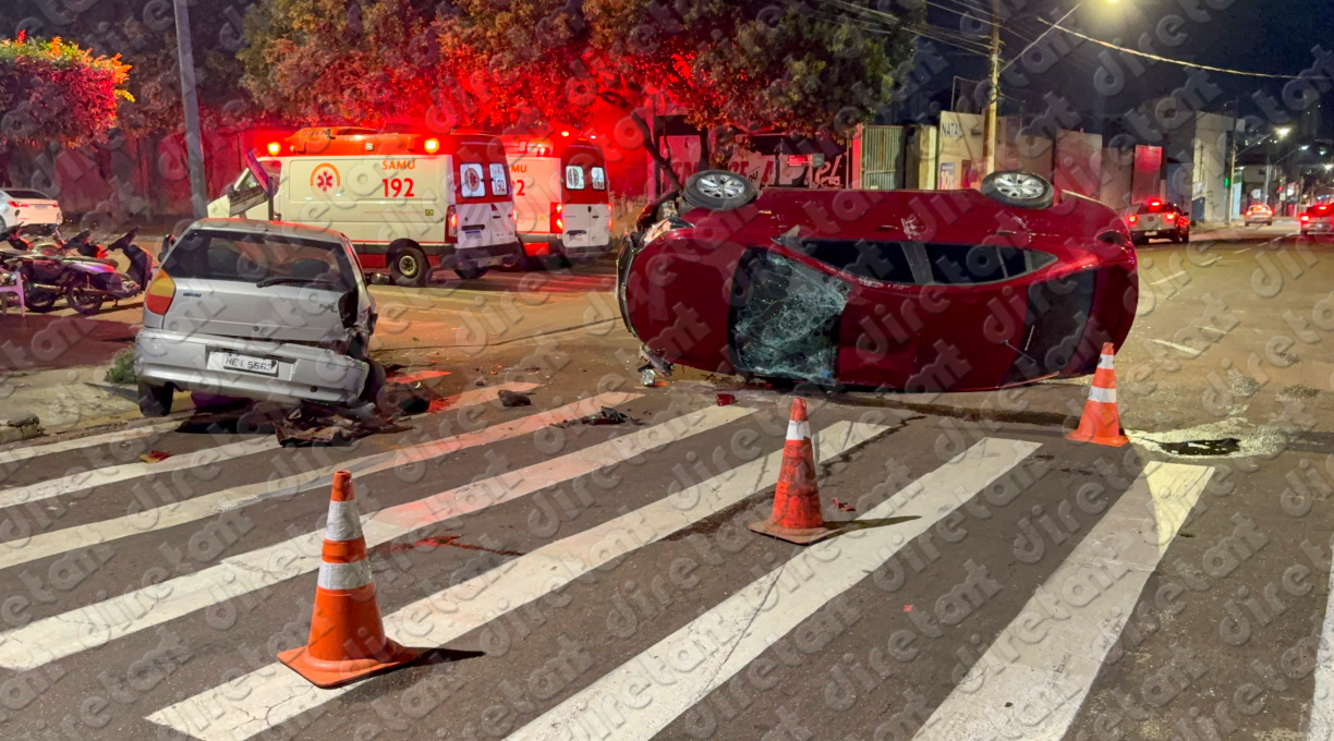 Quatro pessoas são socorridas após colisão entre carros seguida de capotamento no centro de Rondonópolis 1