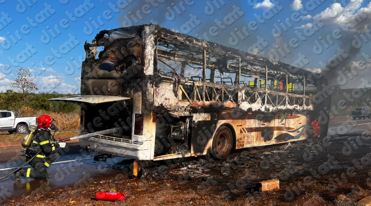 Ônibus de empresa particular fica completamente destruído após pegar fogo na BR-163 em Rondonópolis 1 Ônibus de empresa particular fica completamente destruído após pegar fogo na BR-163 em Rondonópolis 1