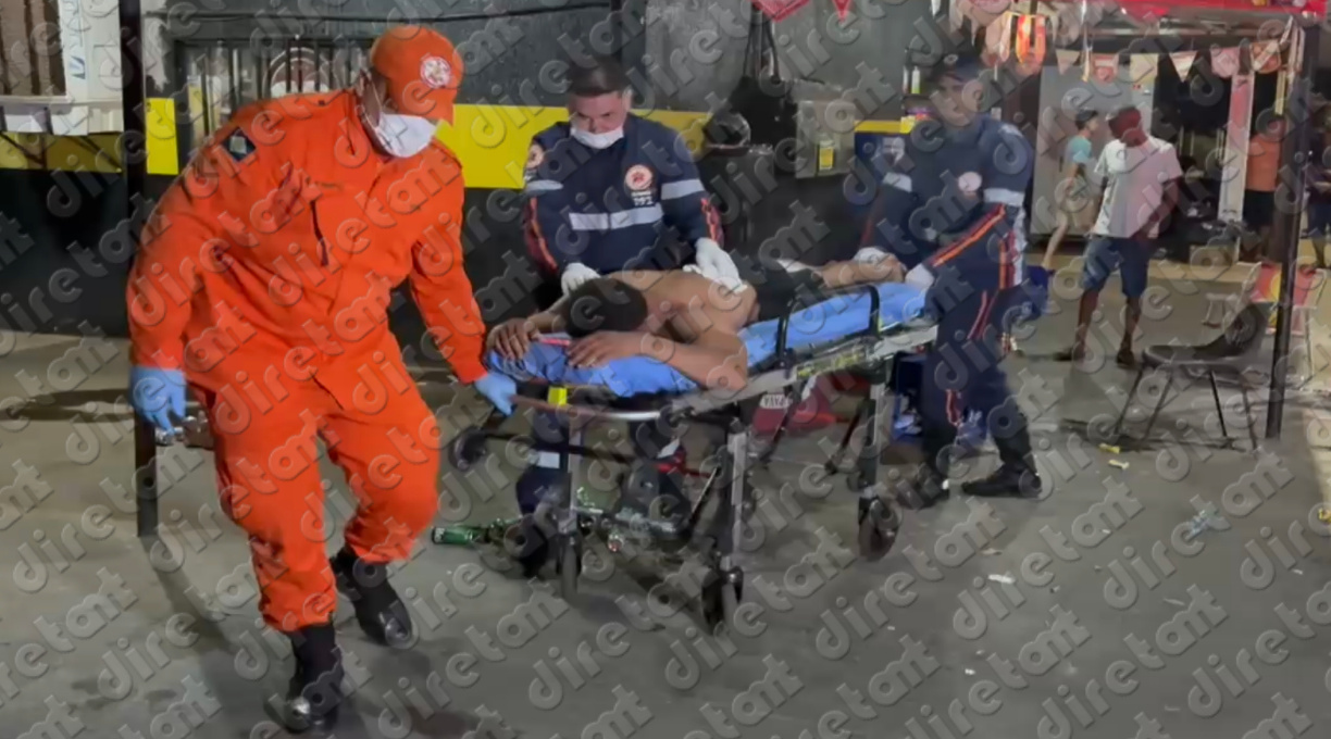 Com faca cravada no tórax, homem é socorrido ao Hospital Regional; esposa é suspeita do crime 1