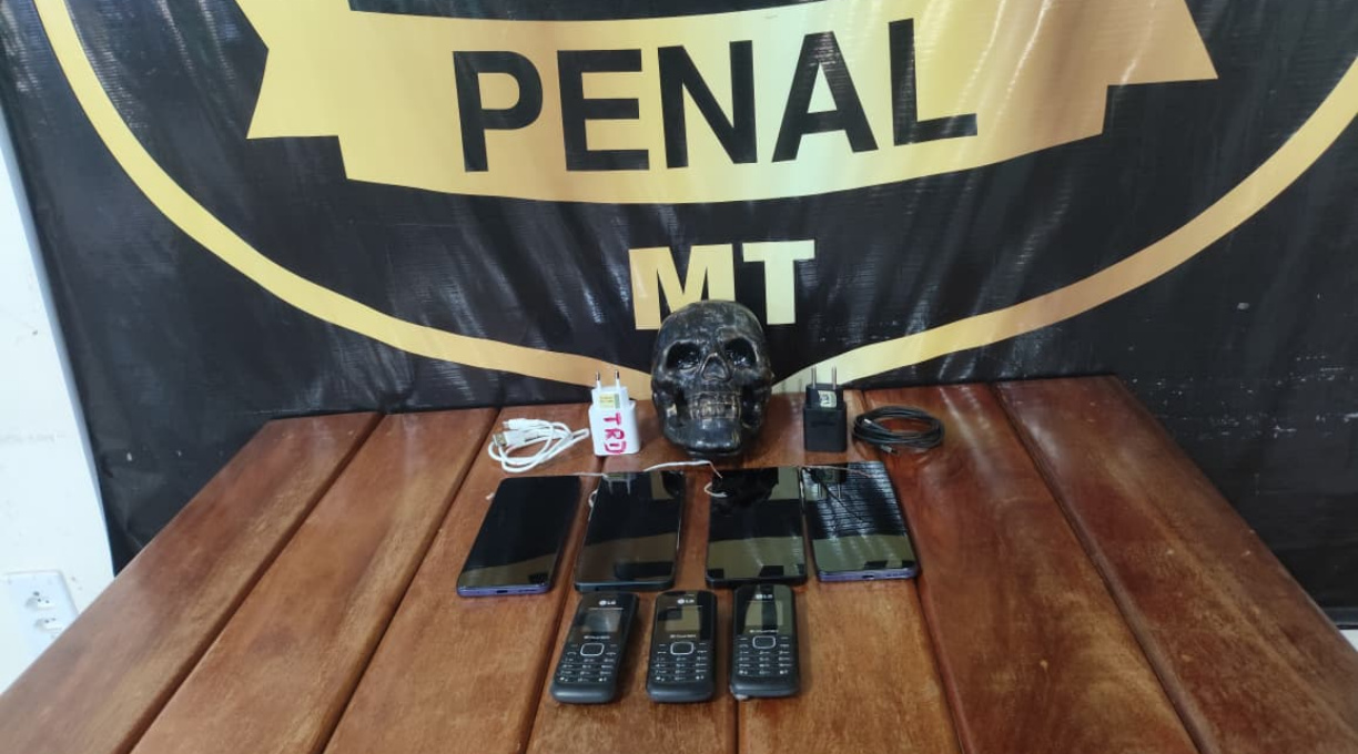Durante operação de revista, policiais penais apreendem celulares e acessórios na Penitenciária Mata Grande 1