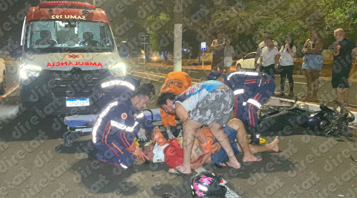 Colisão traseira entre motocicleta e Fiat Doblò deixa motociclista em estado grave na Avenida dos Estudantes 1 Colisão traseira entre motocicleta e Fiat Doblò deixa motociclista em estado grave na Avenida dos Estudantes 1