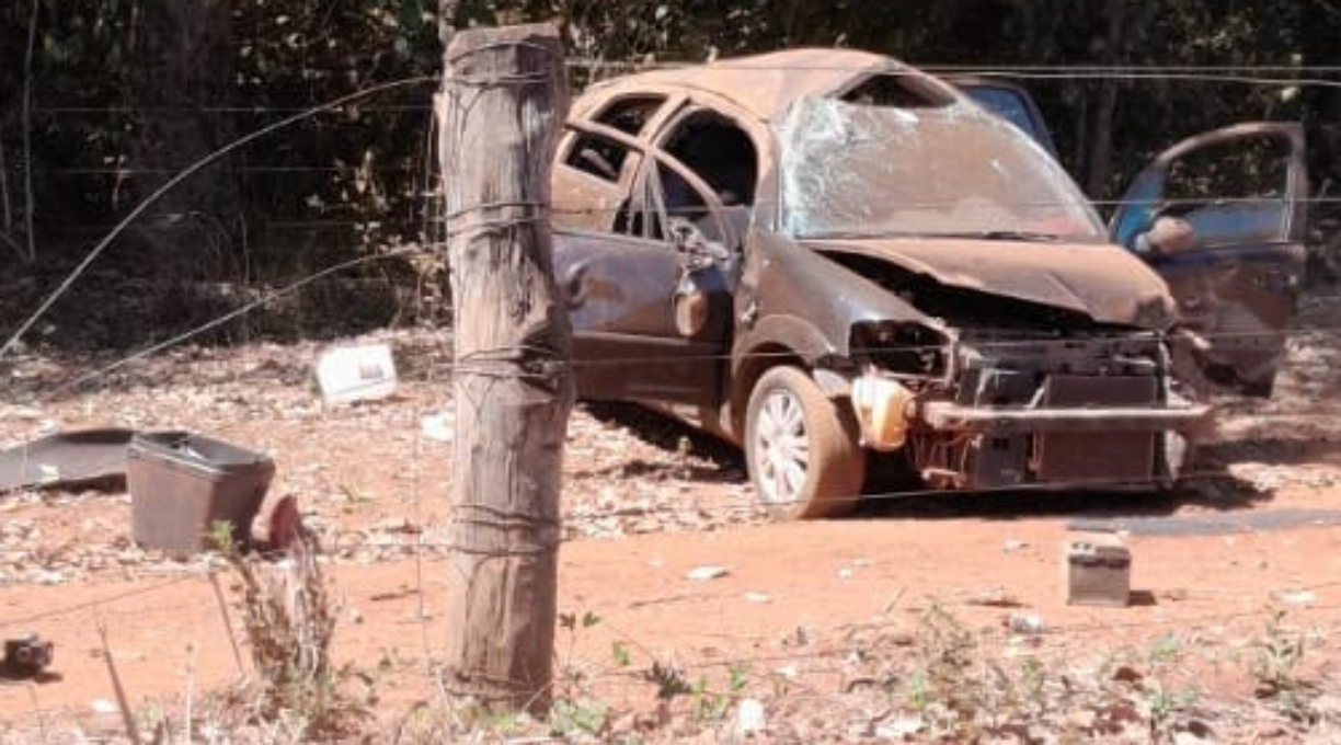 Carro capota entre as cidades de Jaciara e Dom Aquino, e casal fica ferido 1