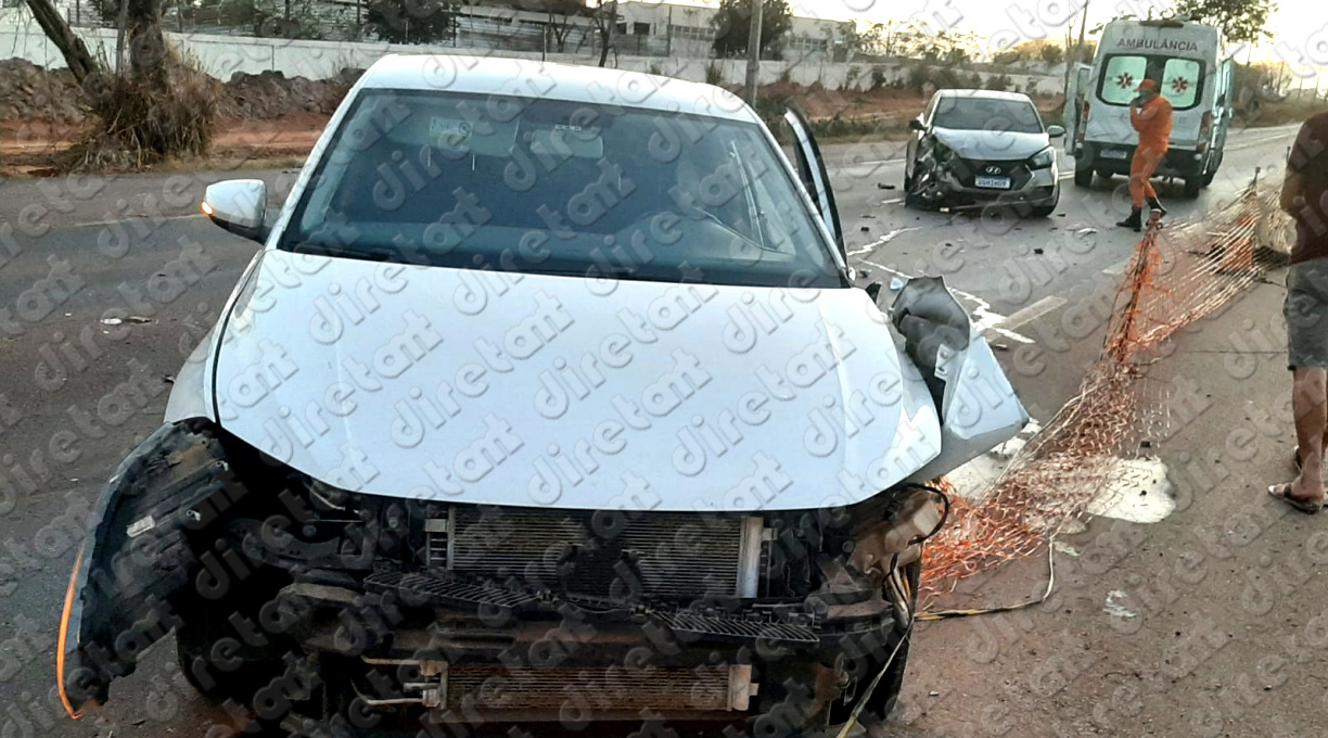 Gestante é socorrida pelo Samu após colisão violenta entre dois carros no Anel Viário 1 Gestante é socorrida pelo Samu após colisão violenta entre dois carros no Anel Viário 1