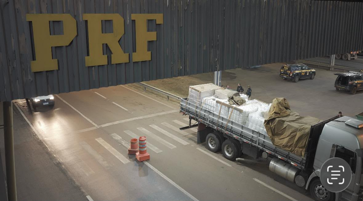 Caminhoneiro é preso pela PRF em Rondonópolis transportando carga irregular de agrotóxicos avaliada em R$ 1 milhão 1 Caminhoneiro é preso pela PRF em Rondonópolis transportando carga irregular de agrotóxicos avaliada em R$ 1 milhão 1