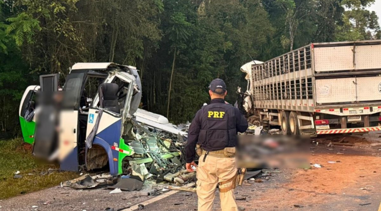 Vinte e duas pessoas morrem e cinco ficam feridas em colisão envolvendo ônibus e carreta na BR-373, no Paraná 1 Vinte e duas pessoas morrem e cinco ficam feridas em colisão envolvendo ônibus e carreta na BR-373, no Paraná 1