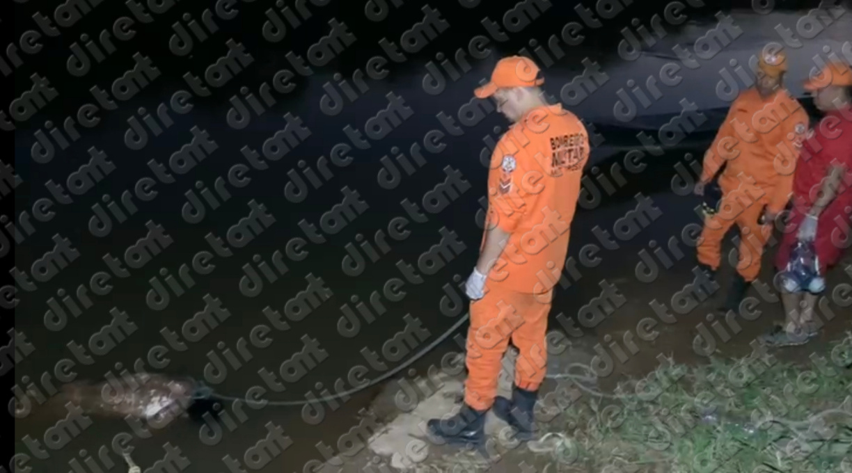 Cadáver de homem monitorado por tornozeleira eletrônica e com perfurações de faca é encontrado no Rio Vermelho 1 Cadáver de homem monitorado por tornozeleira eletrônica e com perfurações de faca é encontrado no Rio Vermelho 1