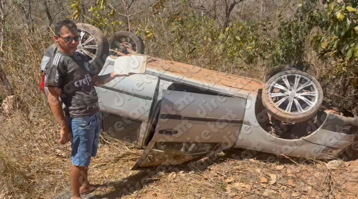 Carro capota na Rodovia do Peixe; ocupantes saem ilesos, e um deles, com uma Bíblia nas mãos, afirma que foi um milagre de Deus 1 Carro capota na Rodovia do Peixe; ocupantes saem ilesos, e um deles, com uma Bíblia nas mãos, afirma que foi um milagre de Deus 1