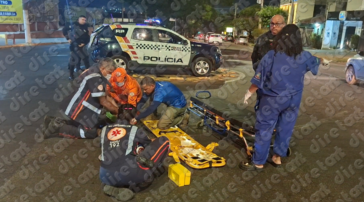 Motorista invade preferencial, provoca acidente, fere dois jovens e deixa o local sem prestar socorro 1 Motorista invade preferencial, provoca acidente, fere dois jovens e deixa o local sem prestar socorro 1