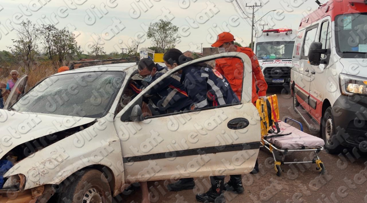Colisão carro contra poste no Lucia Maggi resulta em seis pessoas feridas 1 Colisão carro contra poste no Lucia Maggi resulta em seis pessoas feridas 1