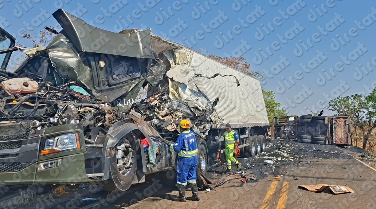 Caminhoneiro morre preso às ferragens após colisão entre duas carretas na Serra da Petrovina 1